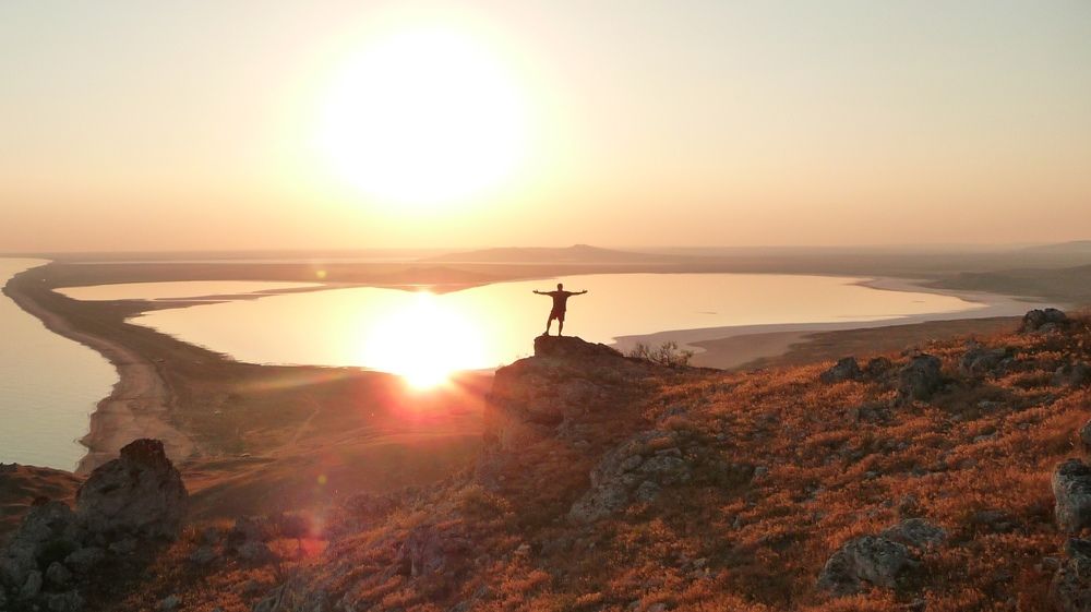 Золотой закат в космическом месте