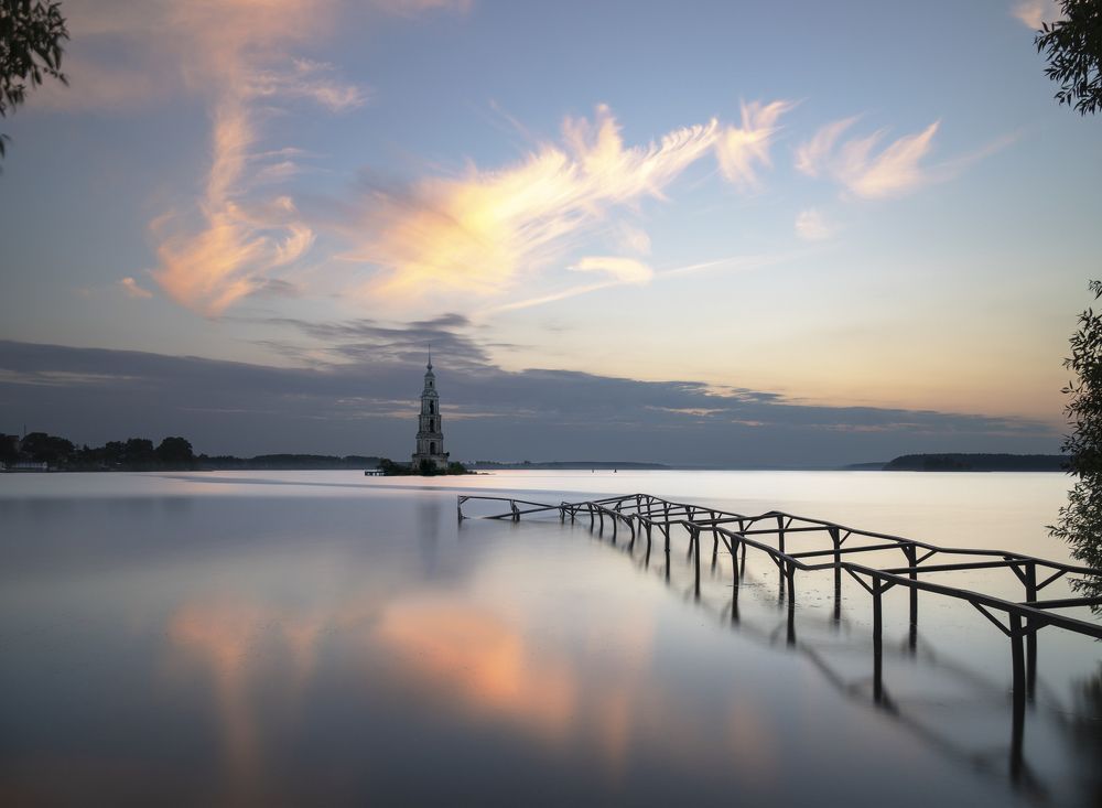 Затопленная колокольня в Калязине.