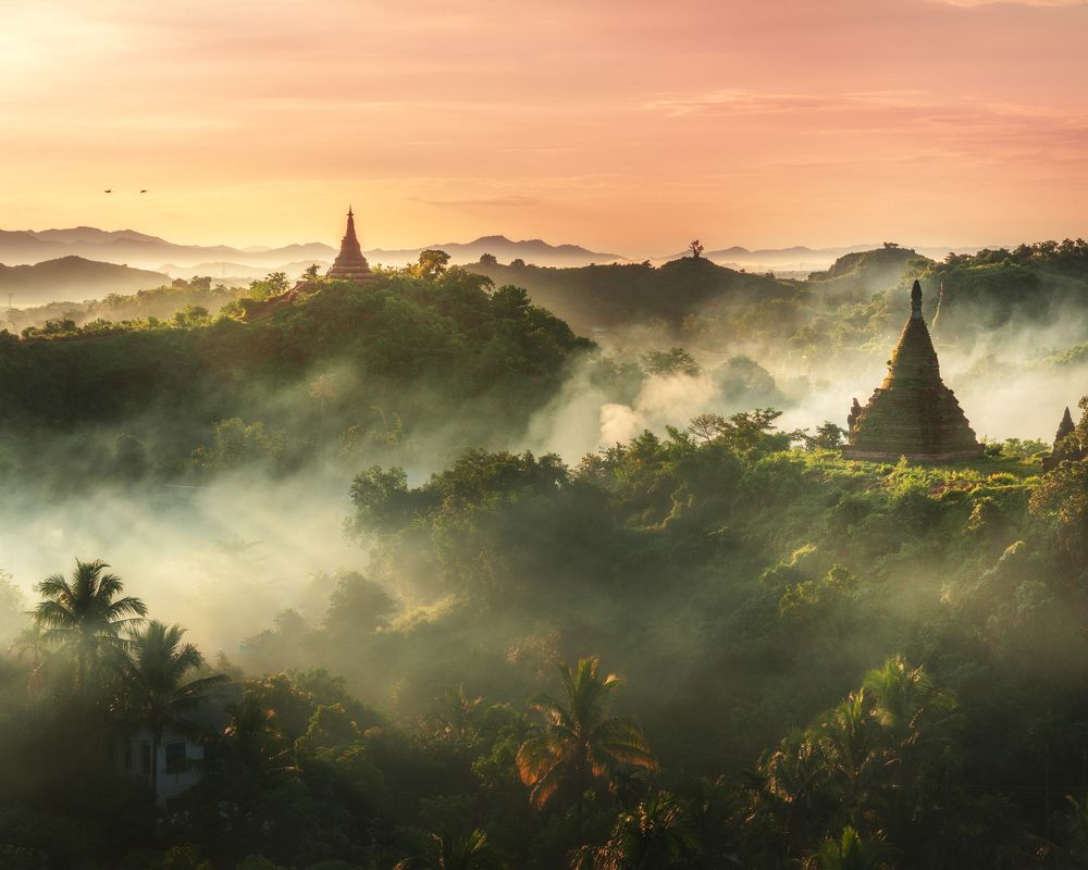 Туманный рассвет в Мраук У