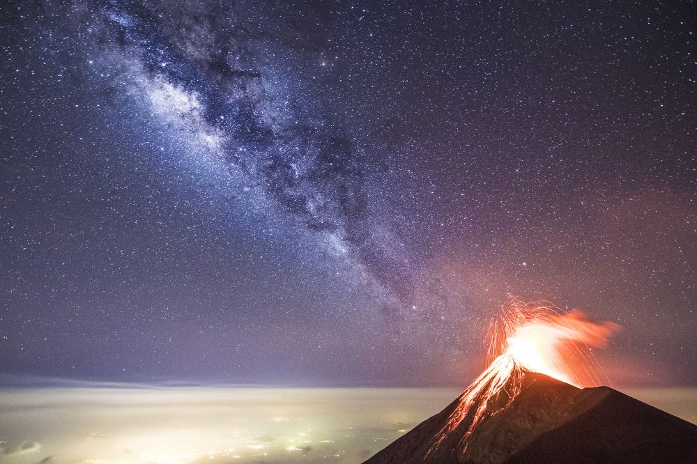 VOLCAN DE FUEGO Y VIA LACTEA