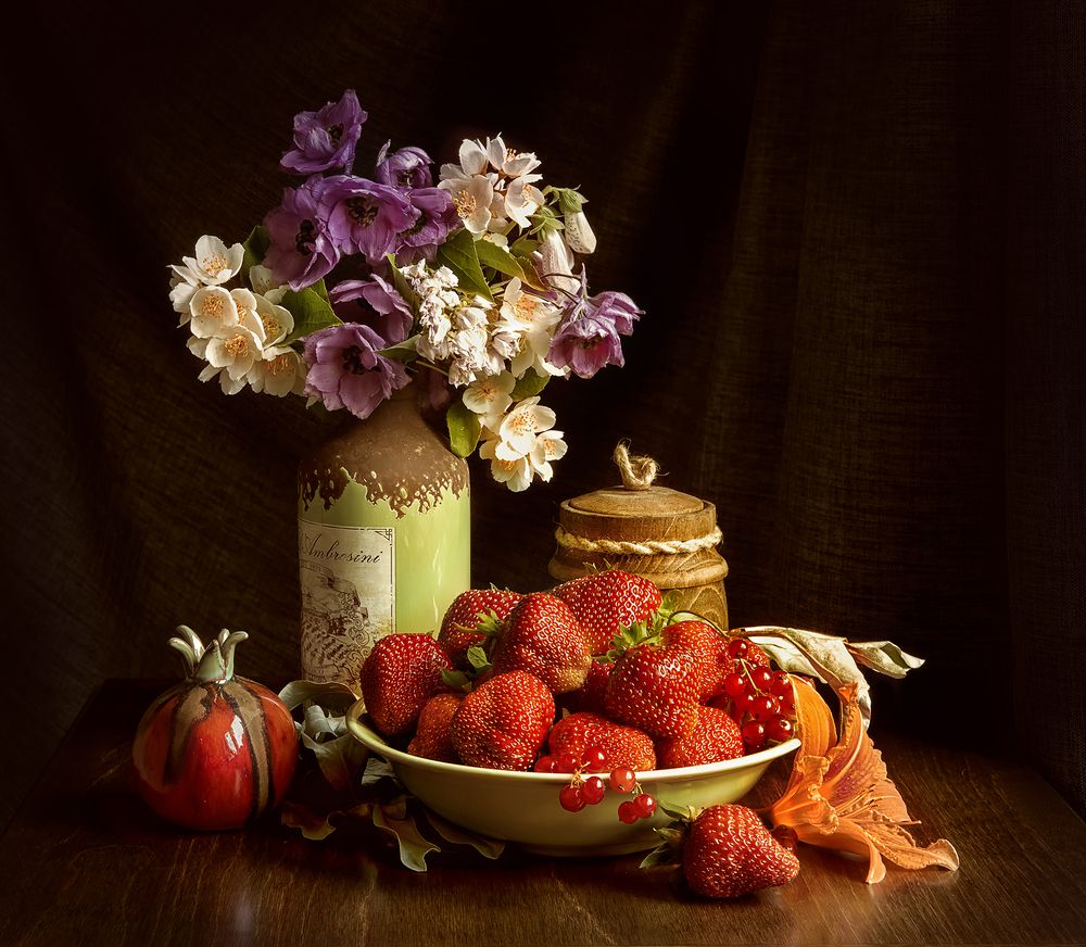 натюрморт с букетом и клубникой