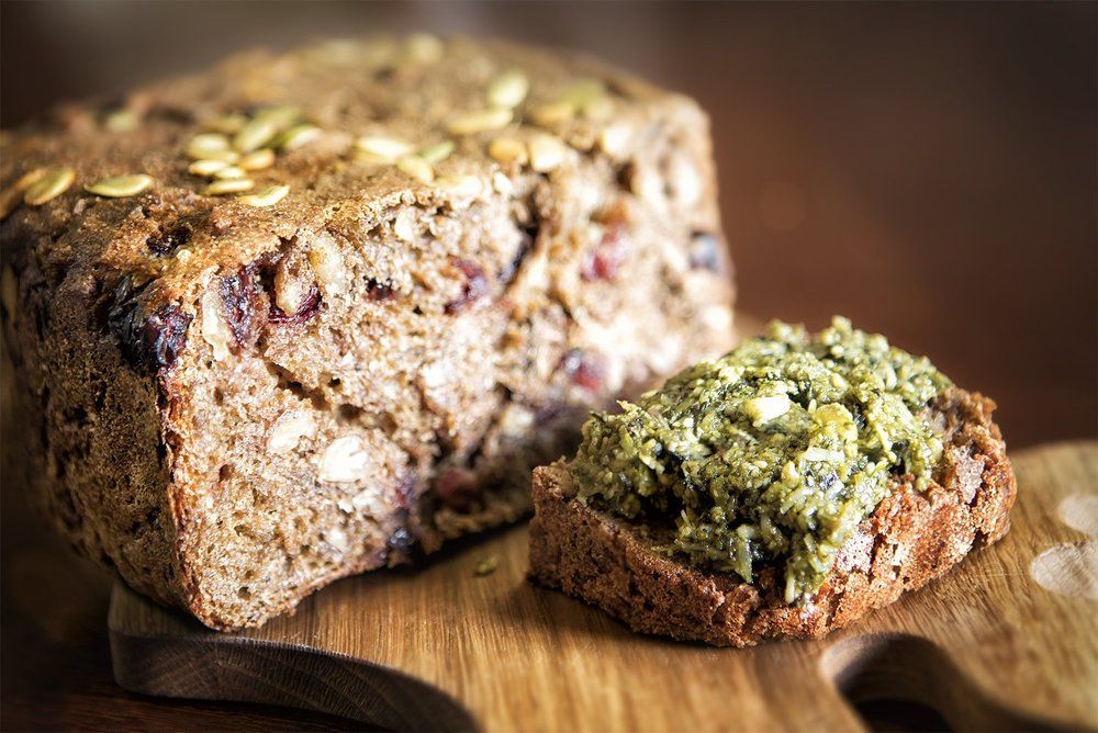 Домашний хлеб с соусом песто