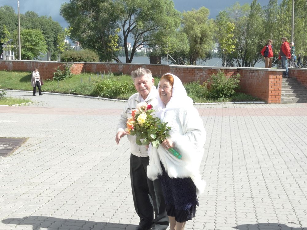 Очень радостная пара.