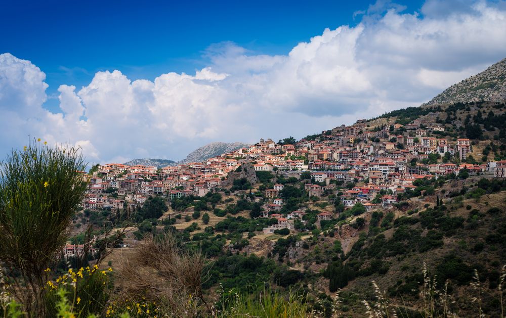 Городской пейзаж на фоне гор