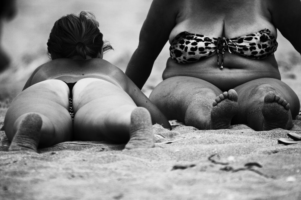 В июле на пляже песка всё меньше и меньше ...