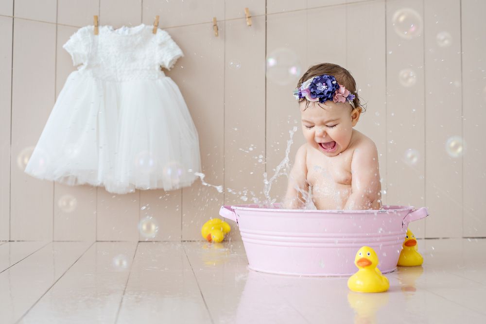 Годовалые купания в тазике :)