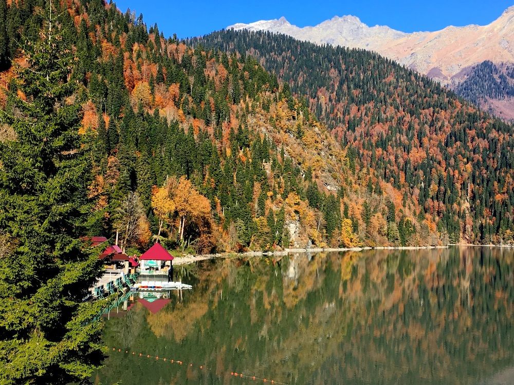 Осеннее озеро Рица
