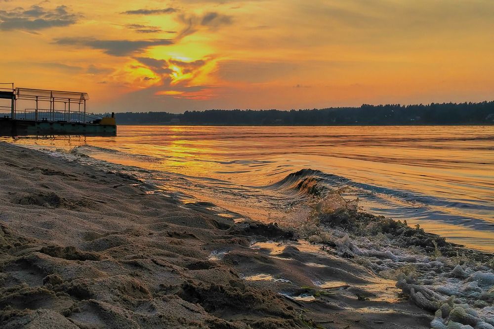 волны на закате