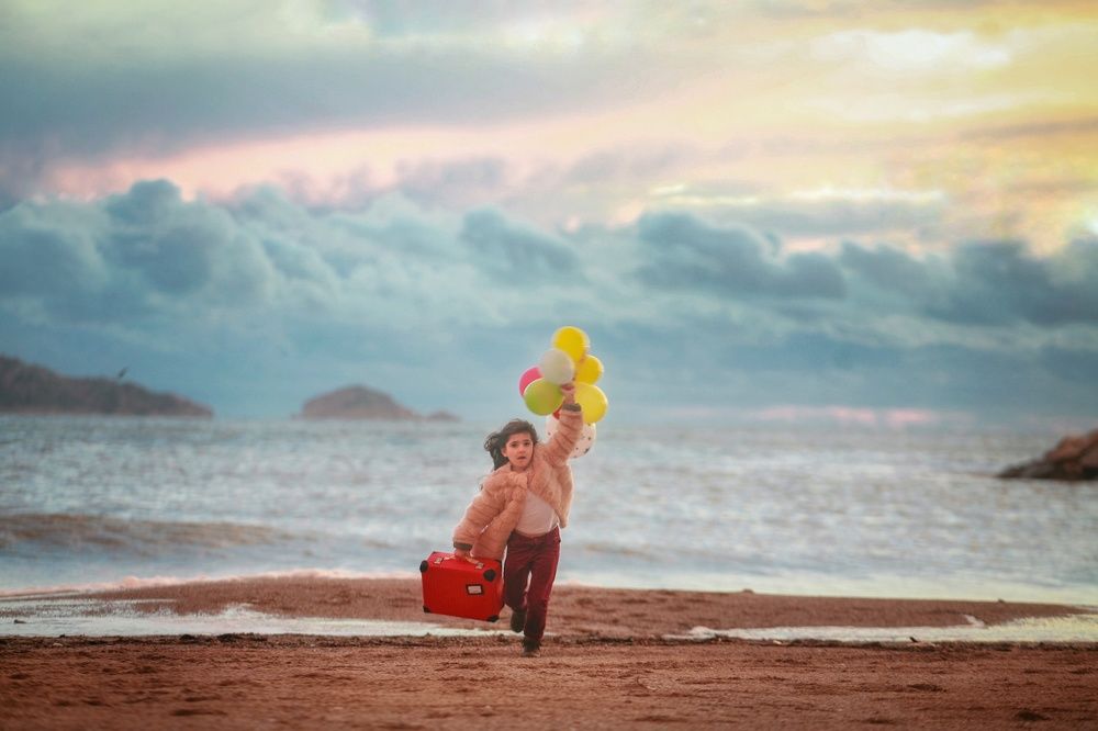 Спешит поздравить