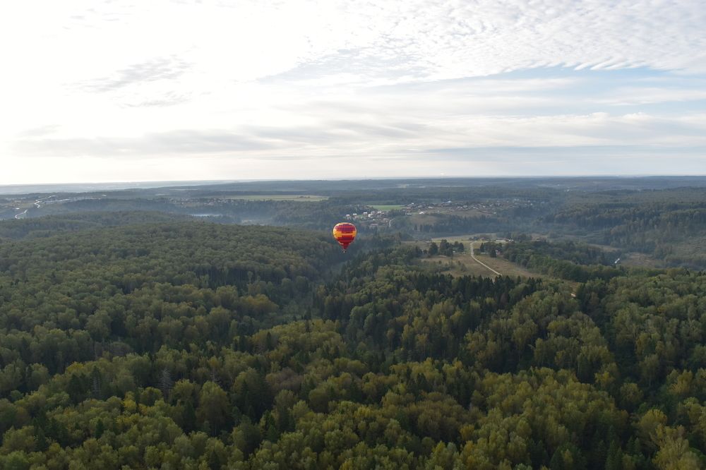 На большом воздушном шаре
