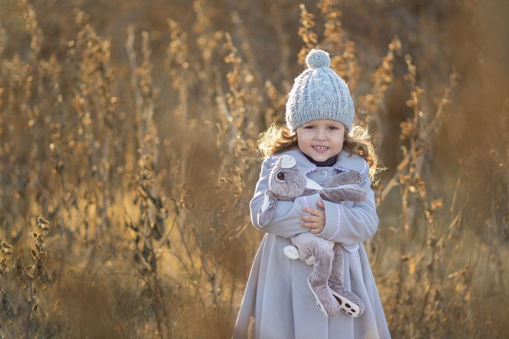 Девочка с зайчиком