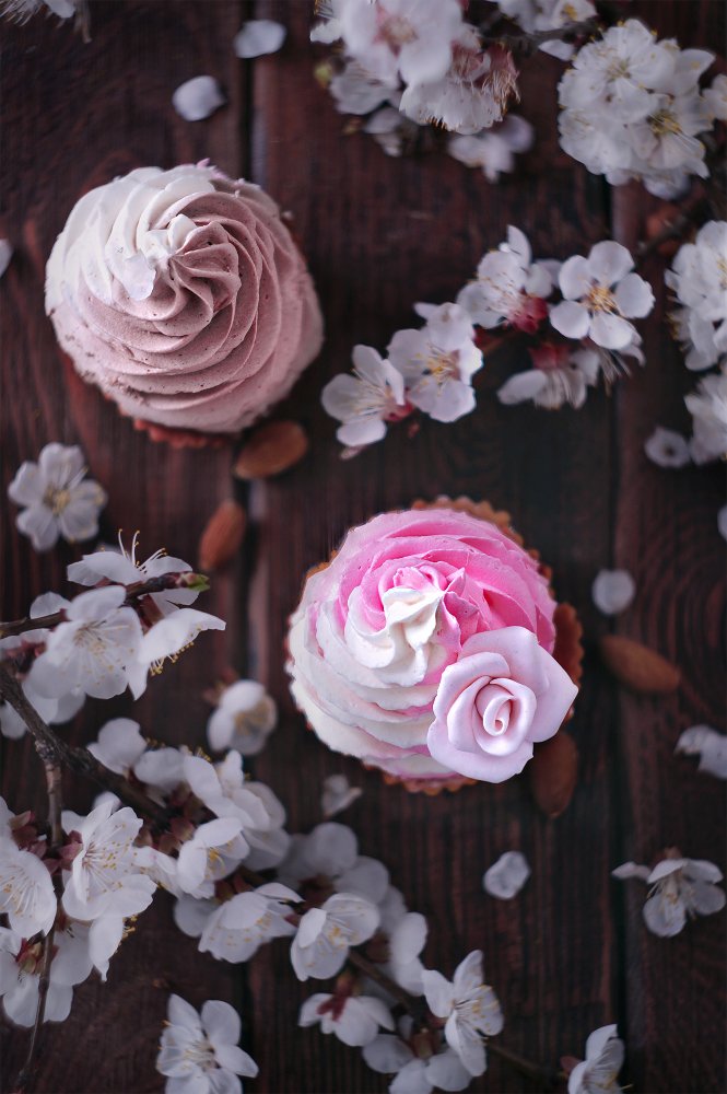 Японские сладости с ароматом сакуры