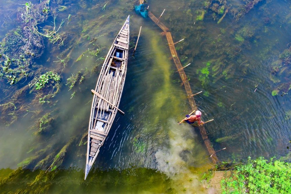 মৎস্য শিকারীর ফাঁদ পাতার দৃশ্য