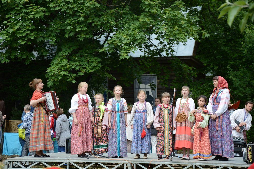 Выступление детского коллектива на народном празднике