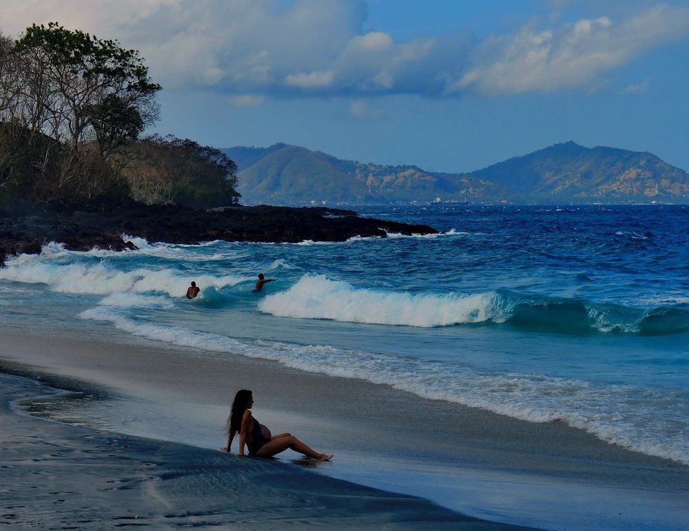 беременная девушка на пляже