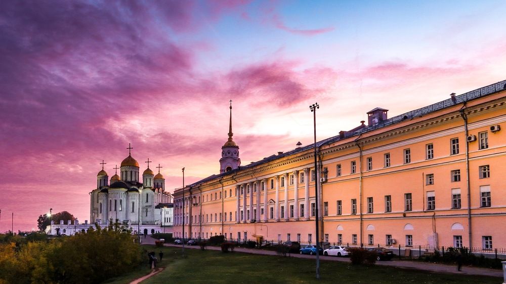 Успенский собор и присутственные места на закате.