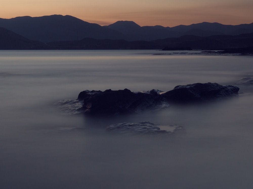 Каменный дракон в закатных водах