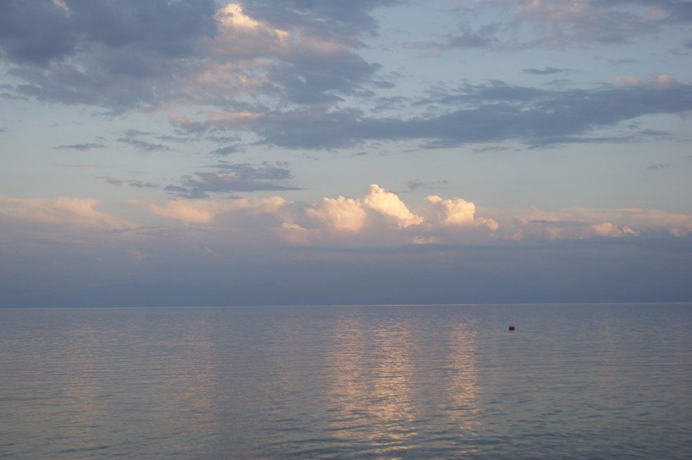 Тёплый вечер у озера