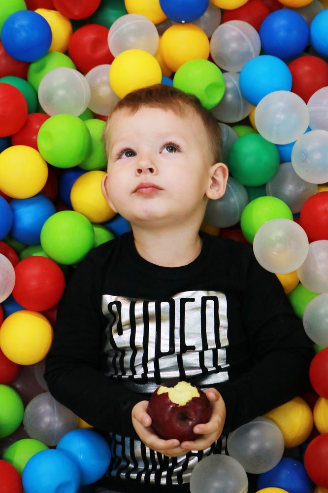 Мальчик с яблоком