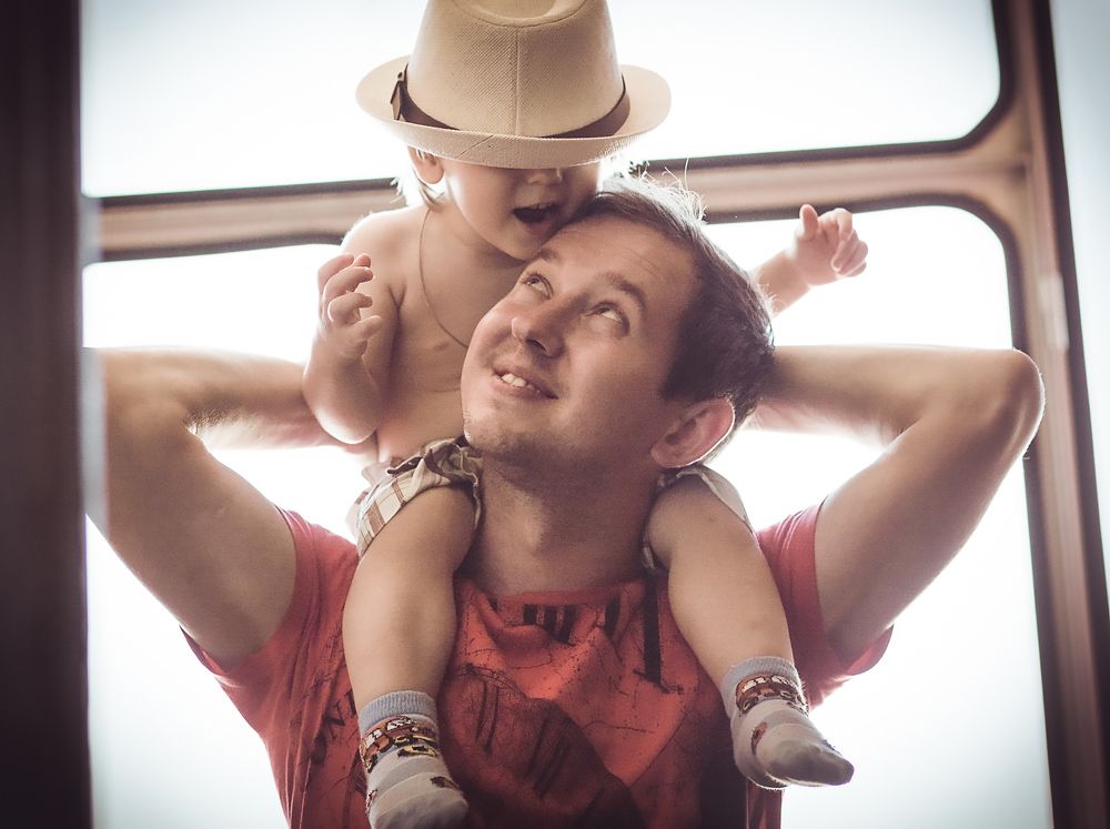 Вместе с папой мы поем.