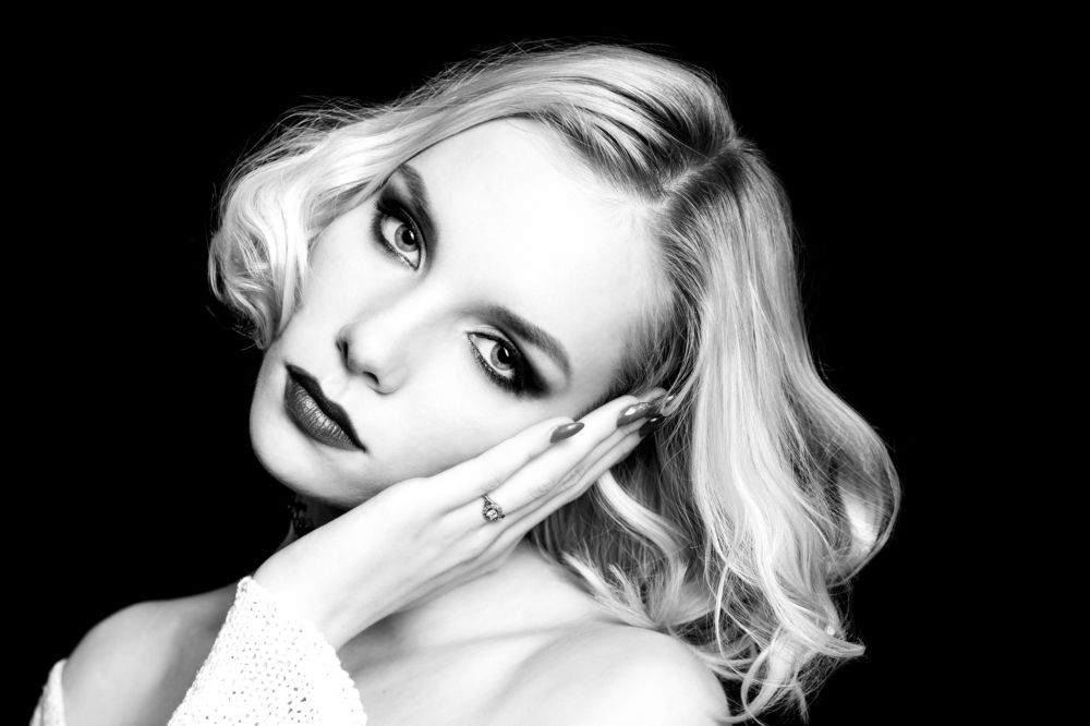 Молюсь оконному лучу, Он бледен, тонок, прям.