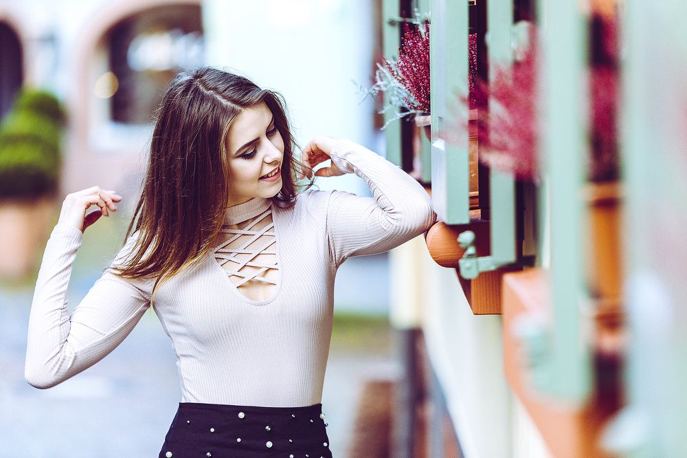 Claudio, Romanian Girl