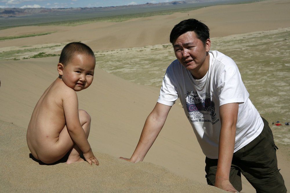 Отец и сын в Гоби.