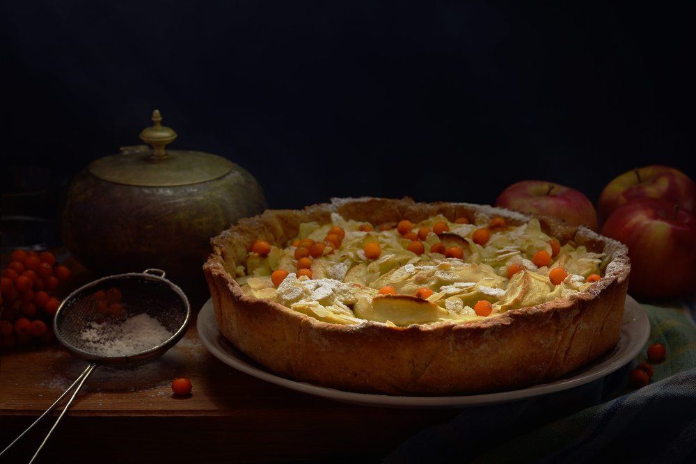 Пирог с яблоками и облепихой
