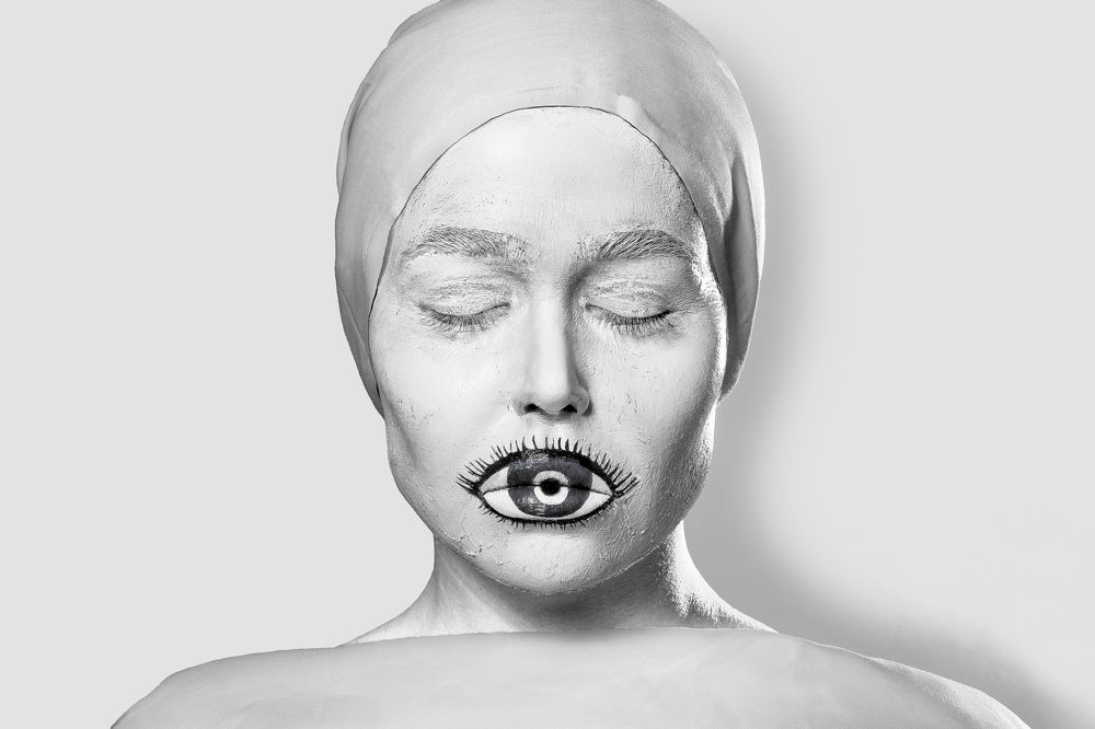 lips watch , eyes talk