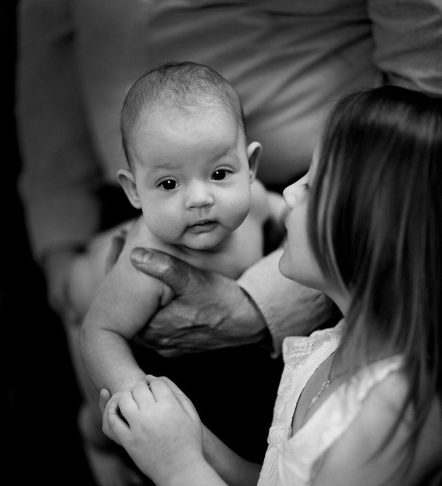 В его руках