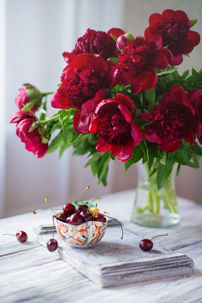 Пионы с черешней