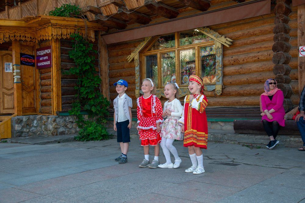 Повстречались у избушки три девченки-веселушки