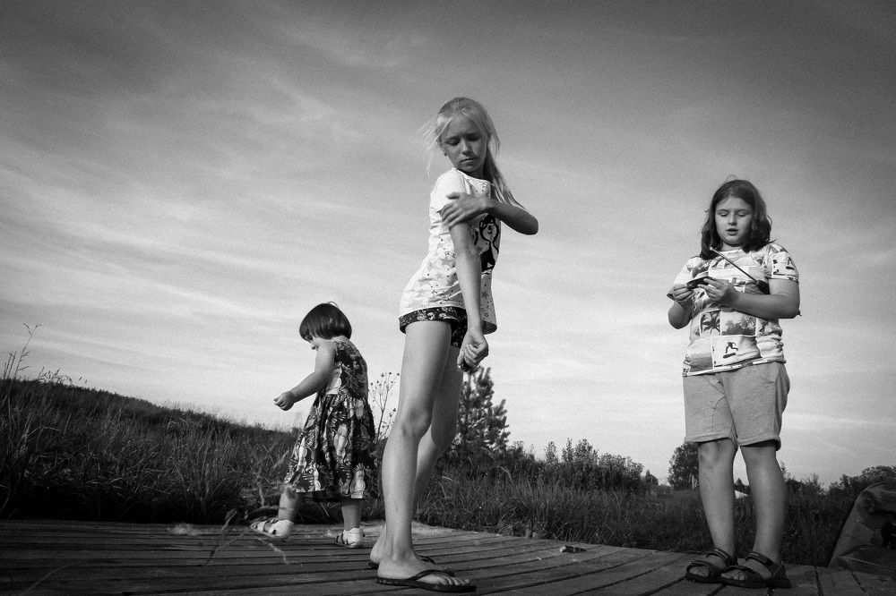 Дети у пруда