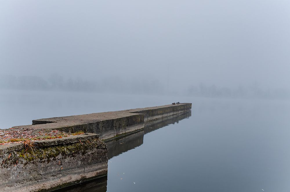 Старый причал на озере
