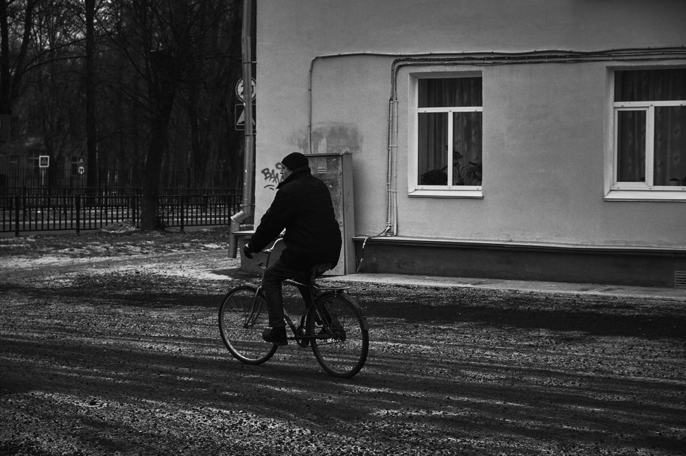 По своим делам.