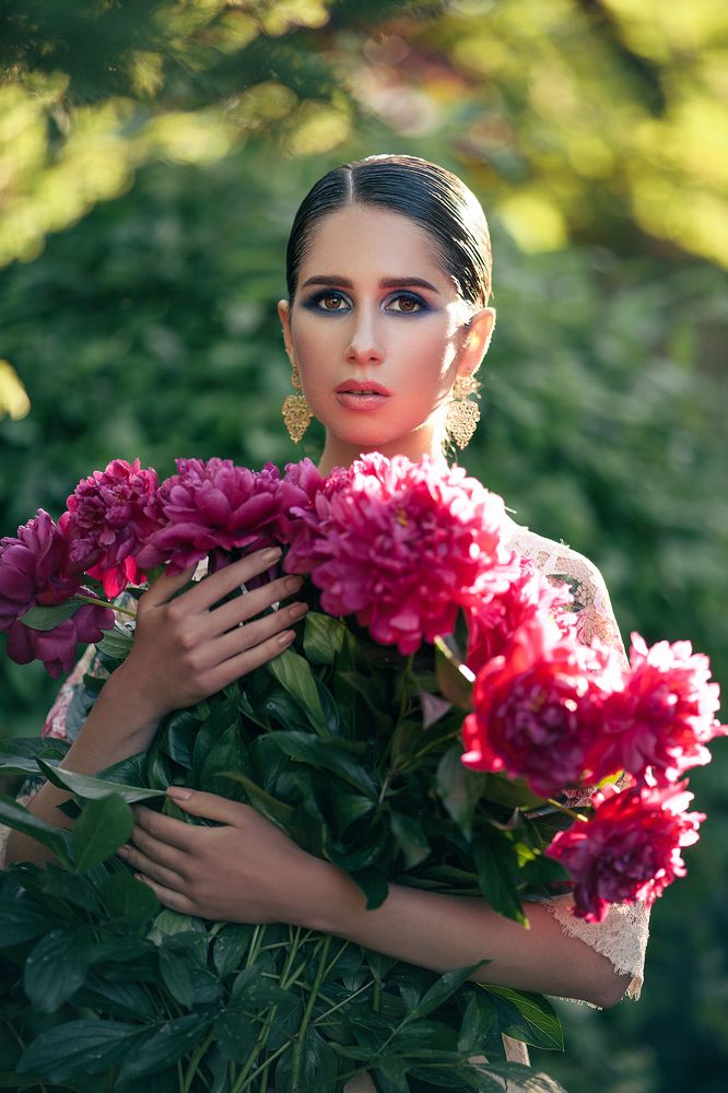 А я вам пиончиков принесла