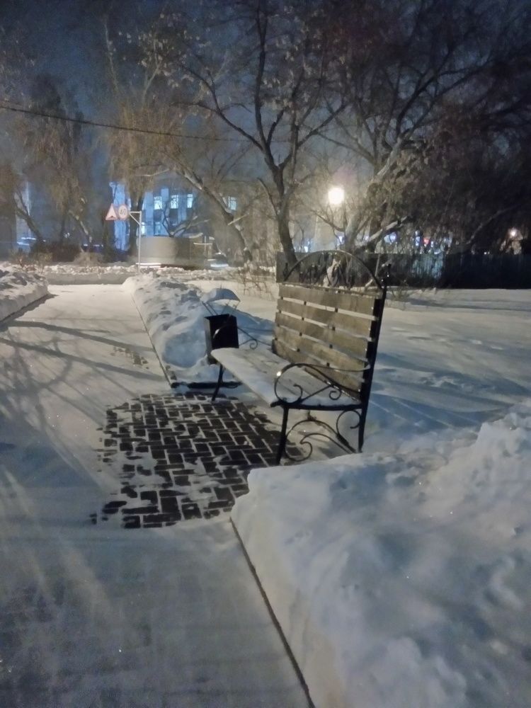 Та же лавочка зимой...