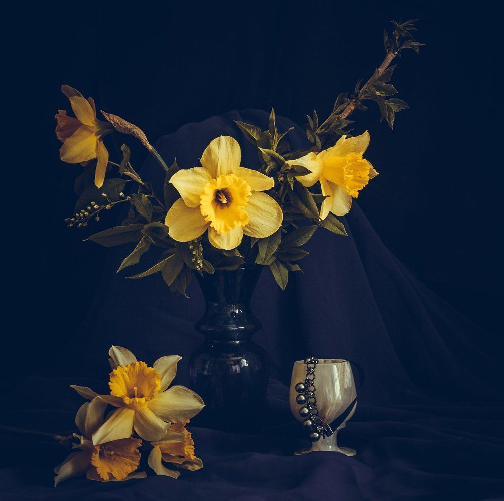 Натюрморт с нарциссами