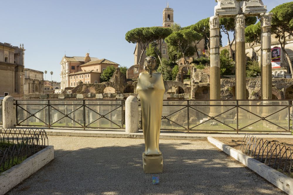 Emigrant in a gold suit. Эмигрант в золотом костюме.