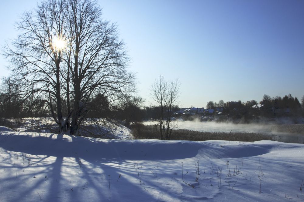 Зимний пейзаж у реки.   Winter landscape by the river.