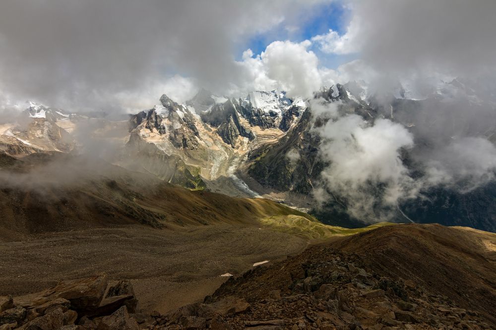 тонкой лентой за перевал...