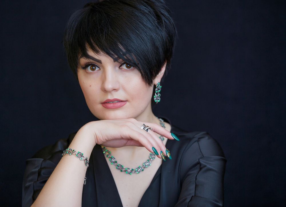 девушка  в зелёном ожерелье