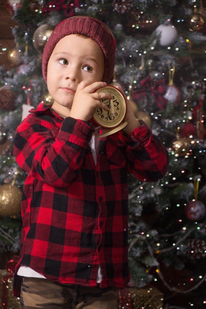 Мальчик в ожидании Нового года