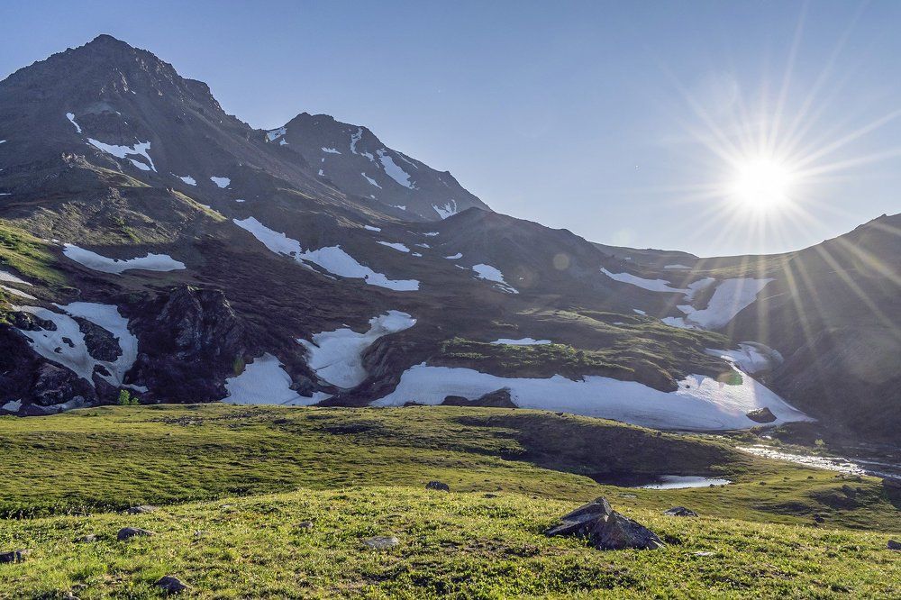 Гора "Динозавр" в солнечном свете.