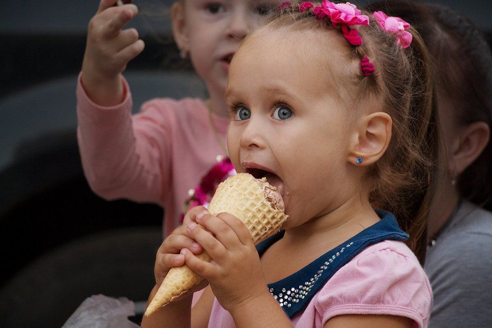 Девочка с мороженным