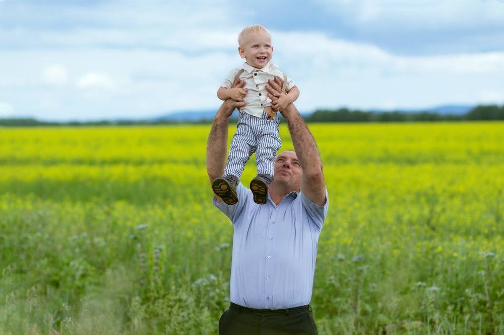 Дедушка подбрасывает внука