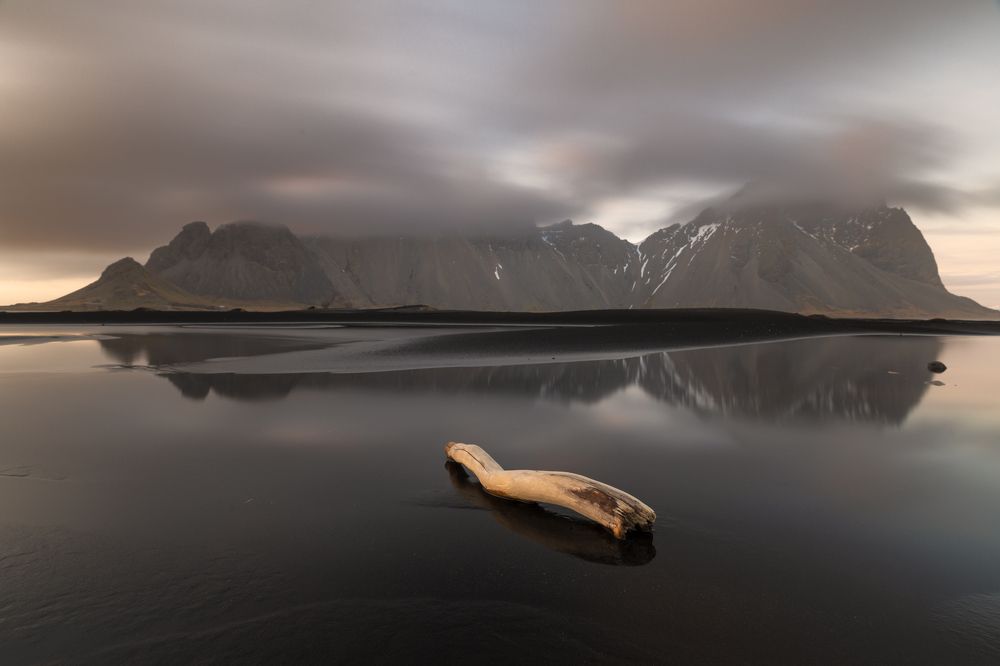Vestrahorn ander cloud cover.