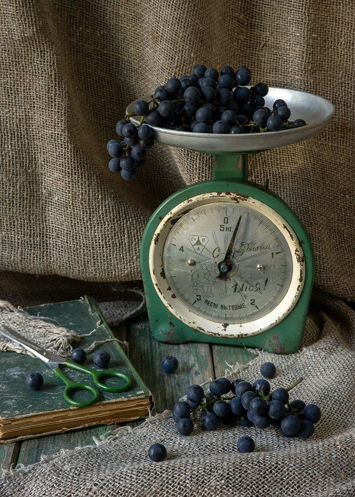 Весы и виноград