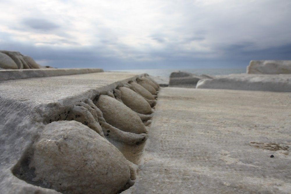 Руины и море надежд.