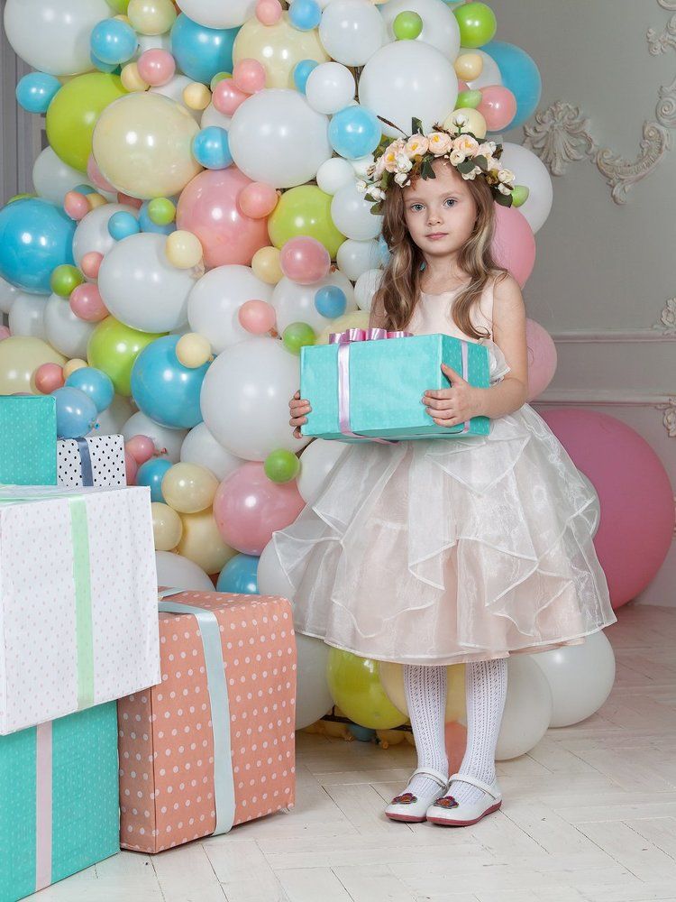 "Девочка с подарком"